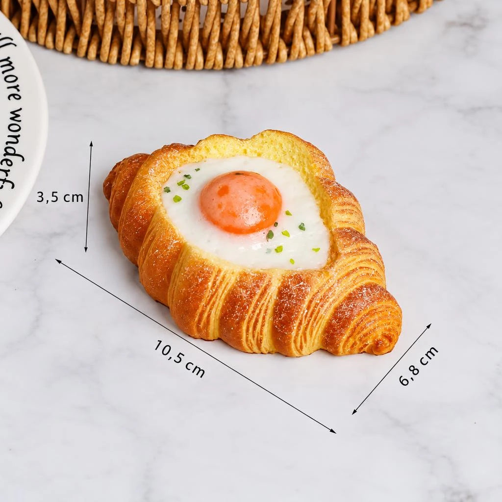 Squishy croissant avec œuf décoratif
