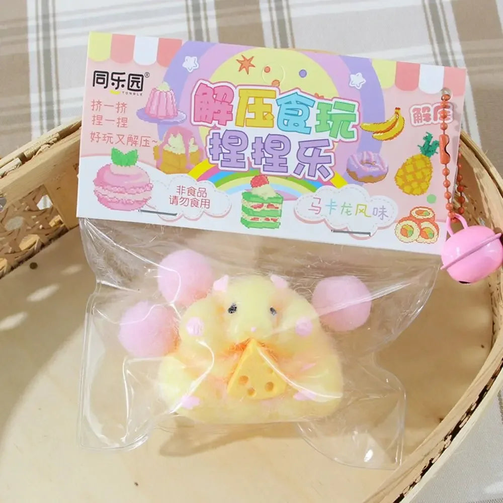 Squishy petit animal assis avec motif fromage