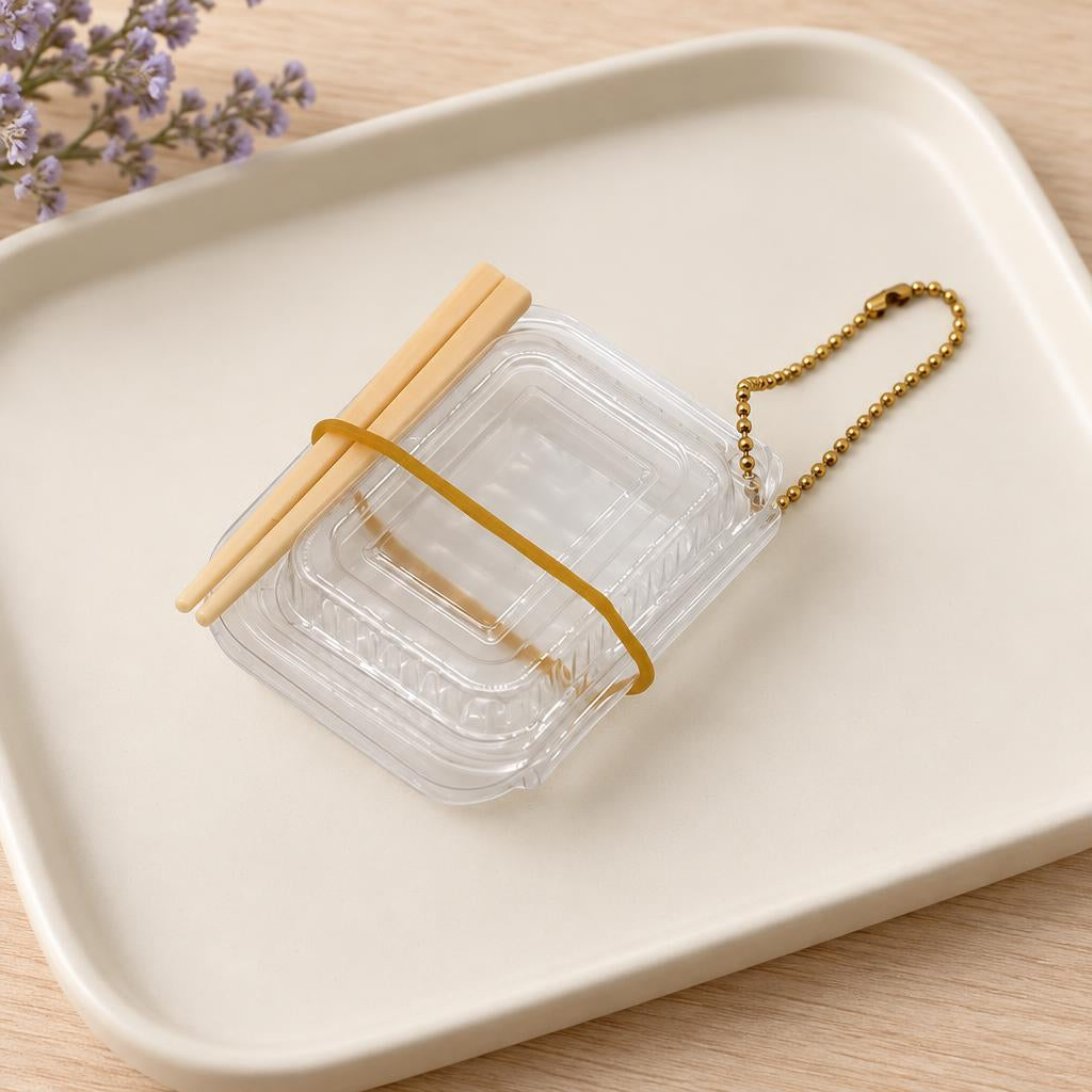 Boîte vide avec baguettes décoratives